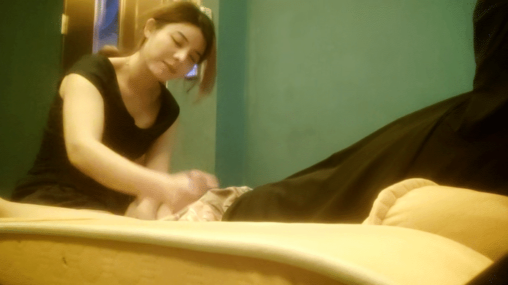 【高质量技师】接连两个美女技师，骑在身上按摩，抓着奶子随便摸，掏出吊给打飞机