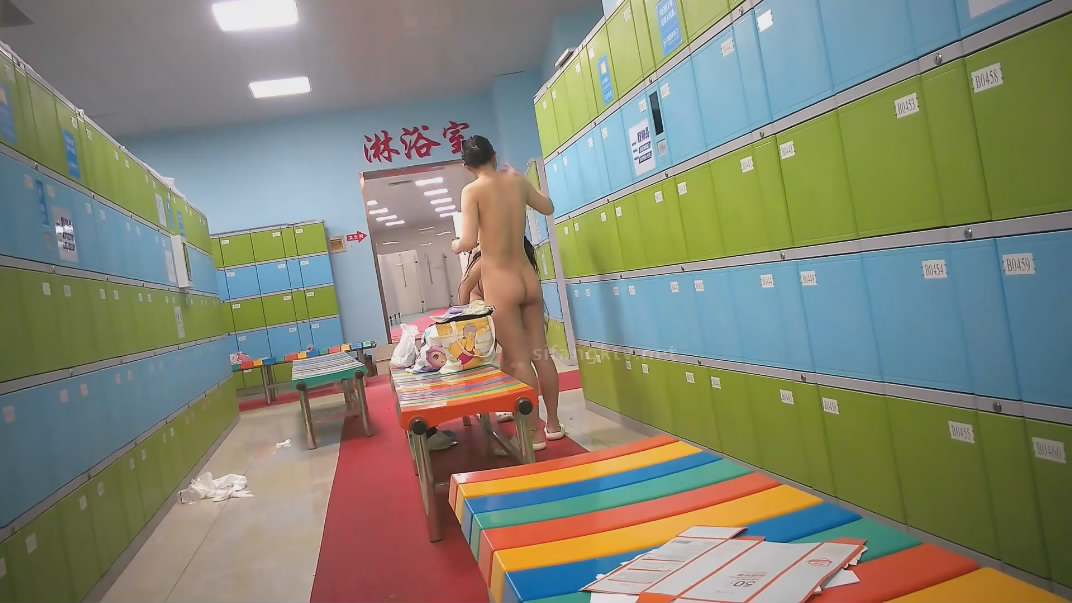 潜入水上乐园更衣淋浴间出口偷拍美女换衣服警觉性很高的红衣妹子瞪着作者看