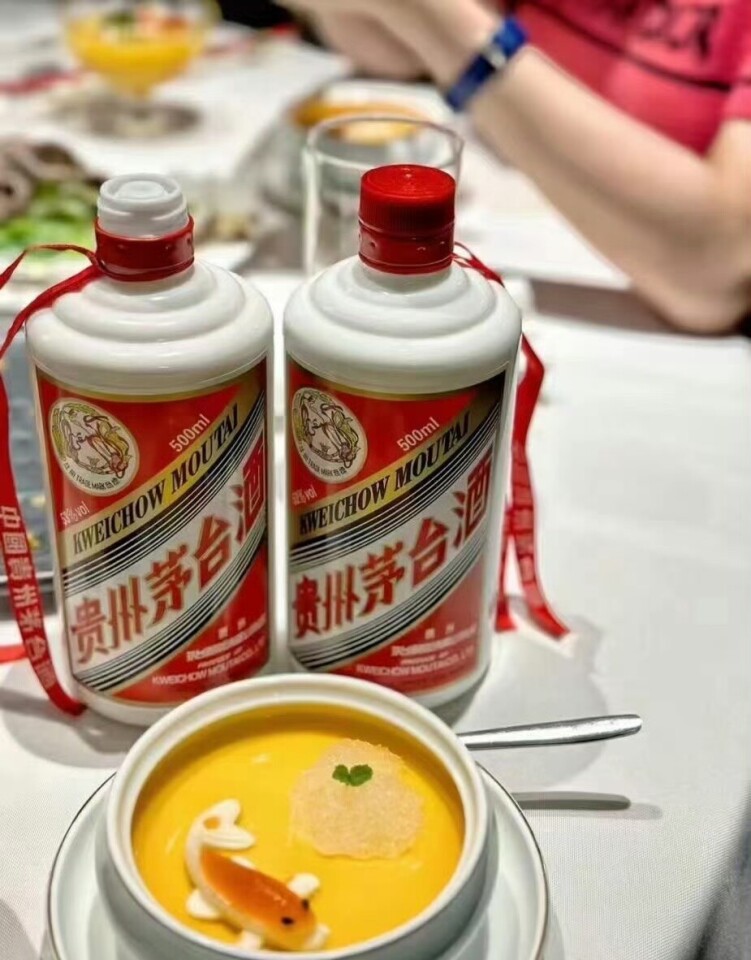 权力的快乐。不怪哥们不是人，而是公关太迷人