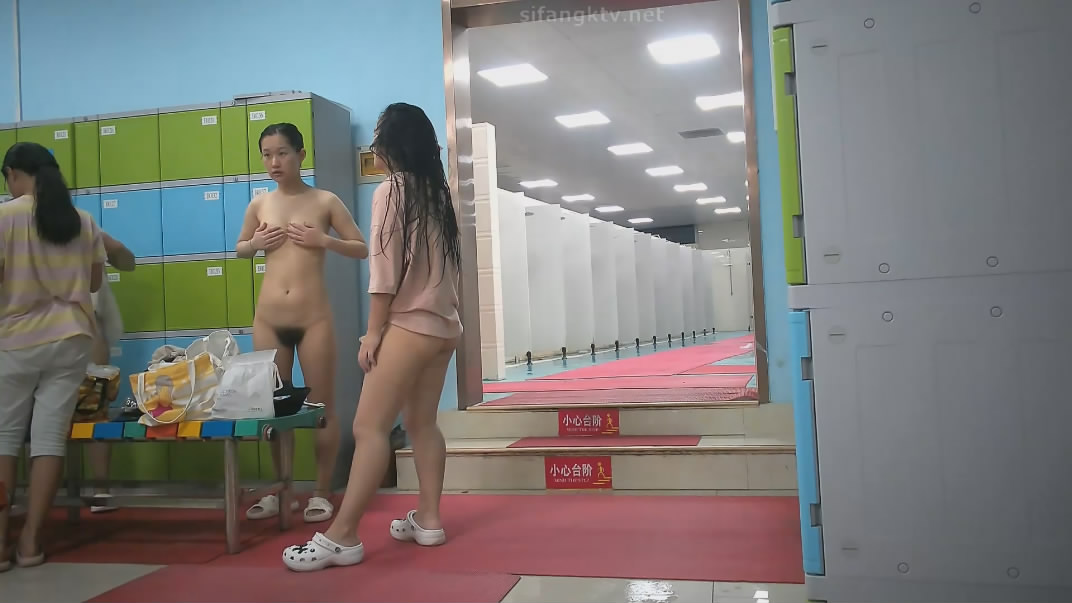 潜入水上乐园更衣淋浴间出口偷拍美女换衣服警觉性很高的红衣妹子瞪着作者看