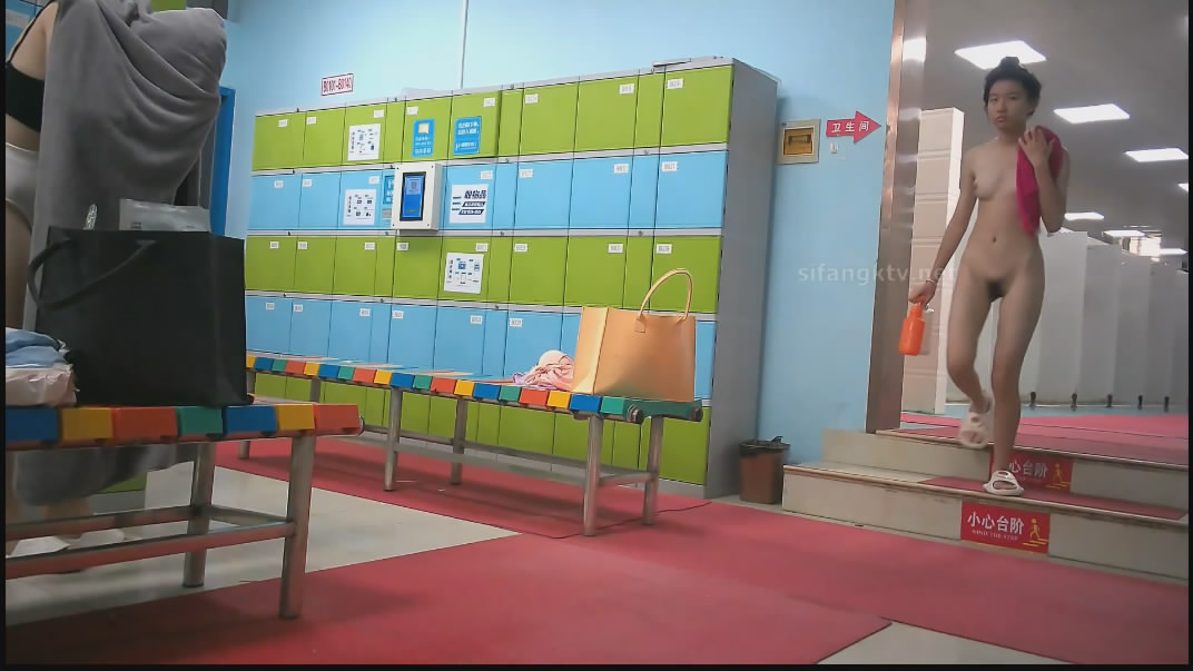 潜入水上乐园更衣淋浴间出口偷拍美女换衣服警觉性很高的红衣妹子瞪着作者看