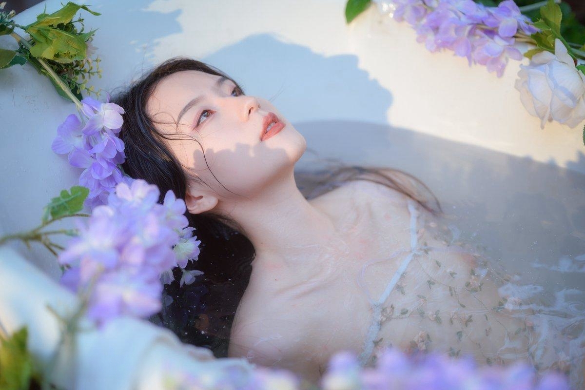 极品美乳模特,古装风,画面唯美佳人如云,艺术价值不菲强烈推荐