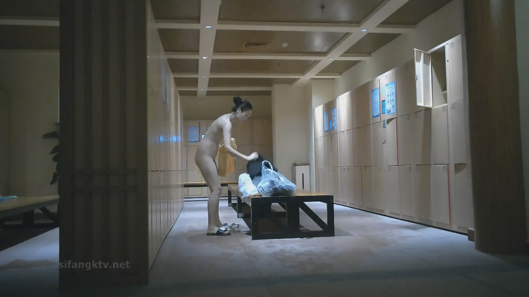 潜入水上乐园更衣间四处游走偷拍逼毛浓密性感的年轻美女