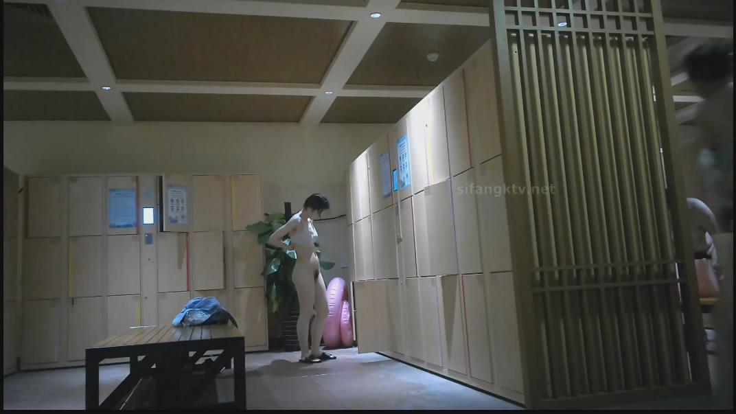 潜入水上乐园更衣间四处游走偷拍逼毛浓密性感的年轻美女