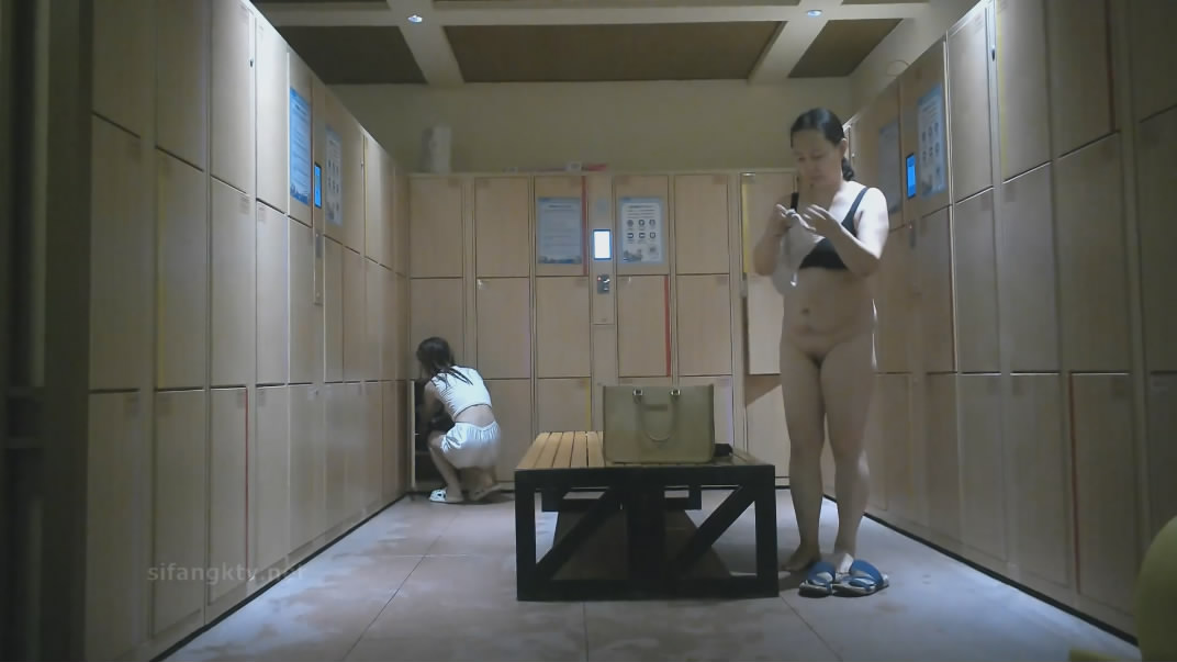 潜入水上乐园更衣间四处游走偷拍逼毛浓密性感的年轻美女