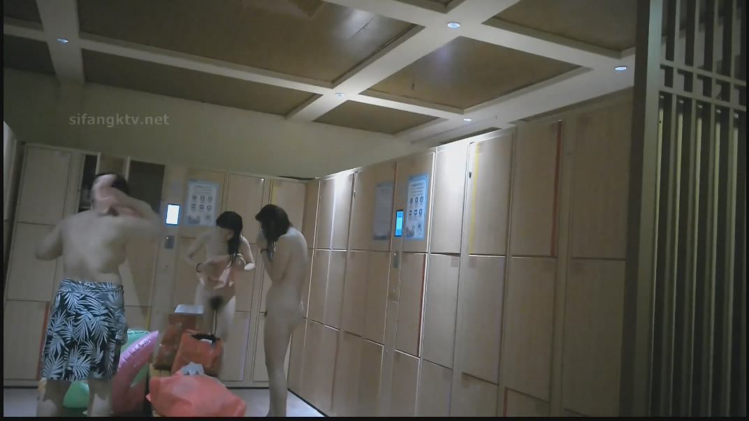 潜入水上乐园更衣间四处游走偷拍逼毛浓密性感的年轻美女