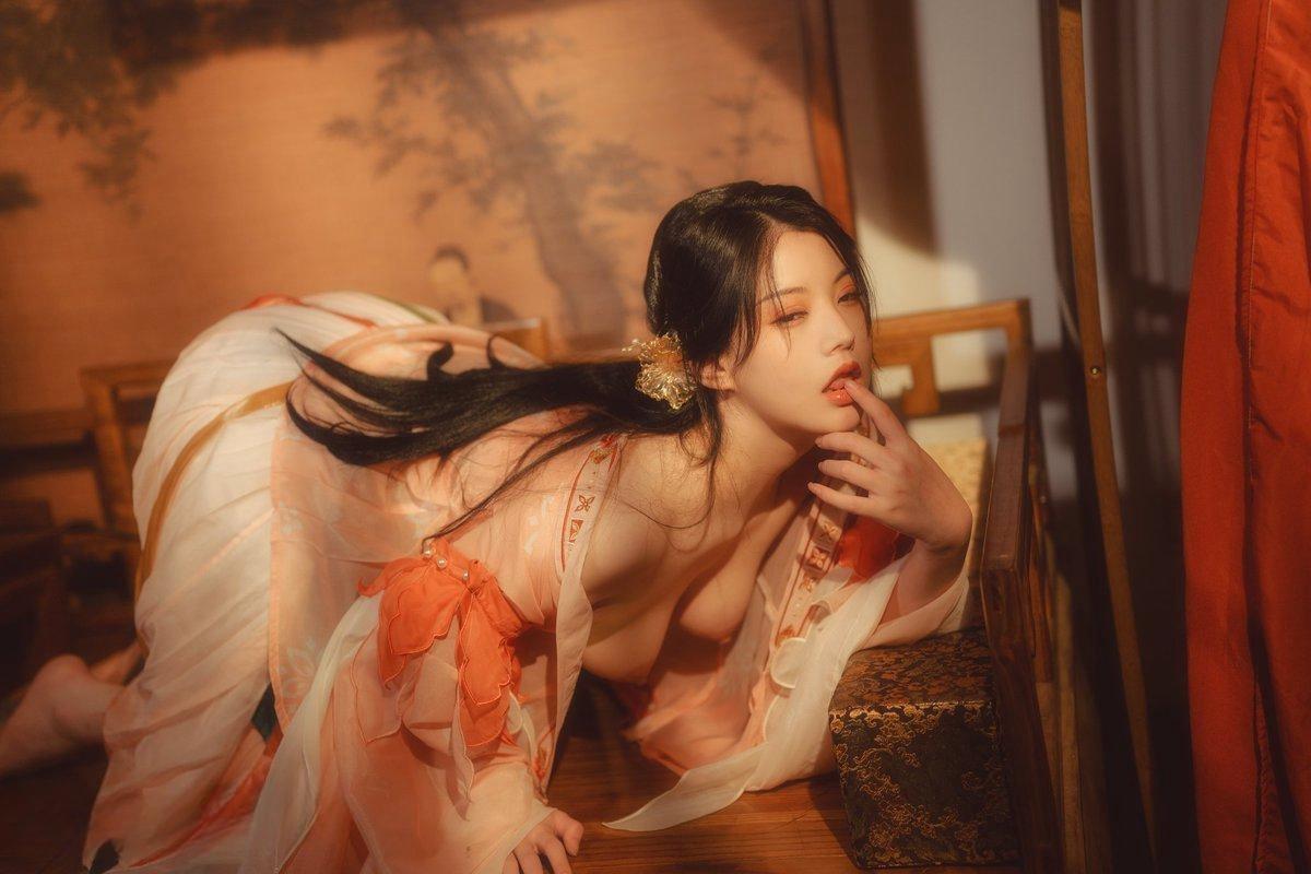 极品美乳模特,古装风,画面唯美佳人如云,艺术价值不菲强烈推荐