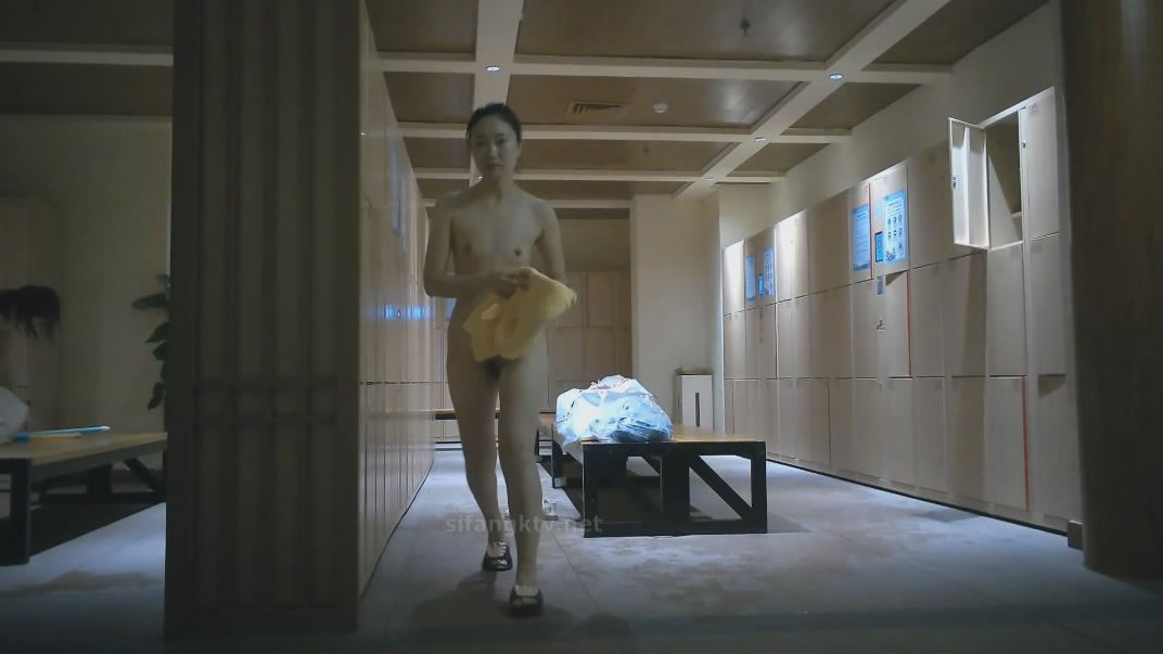 潜入水上乐园更衣间四处游走偷拍逼毛浓密性感的年轻美女