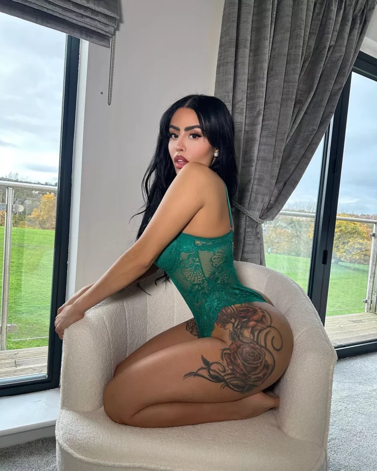 被称为“完美”的模特穿着性感内衣