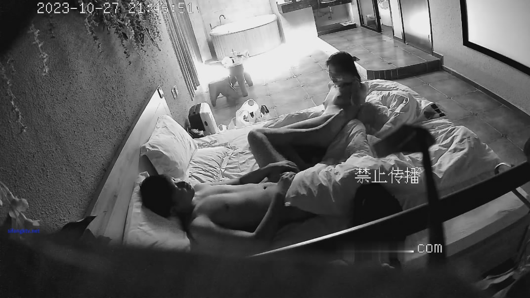 流出酒店浴缸房偷拍貌似新婚来旅游的红色卫衣男女穿上黑丝啪啪