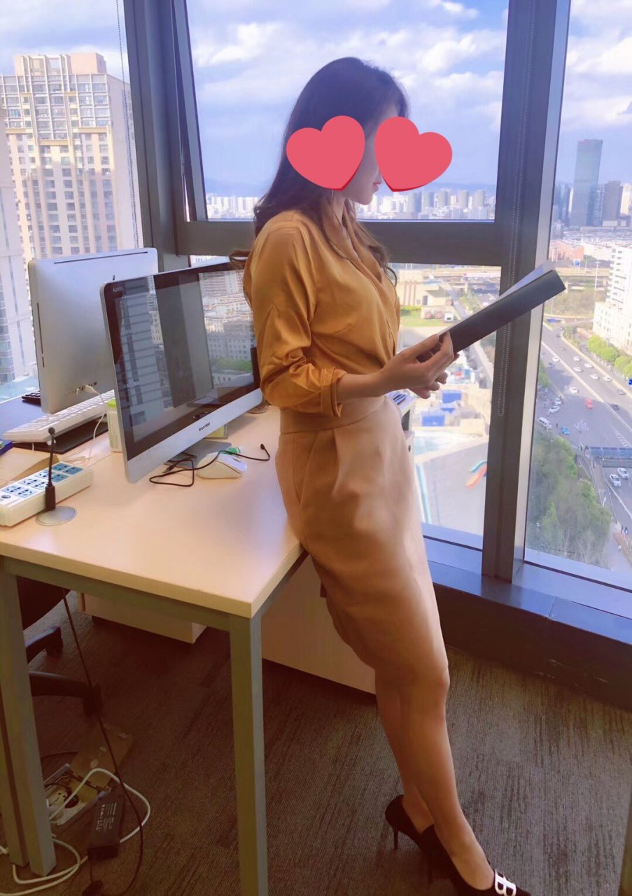 冬天到了，鸟儿南飞，小母狗又到了需要温暖的时节