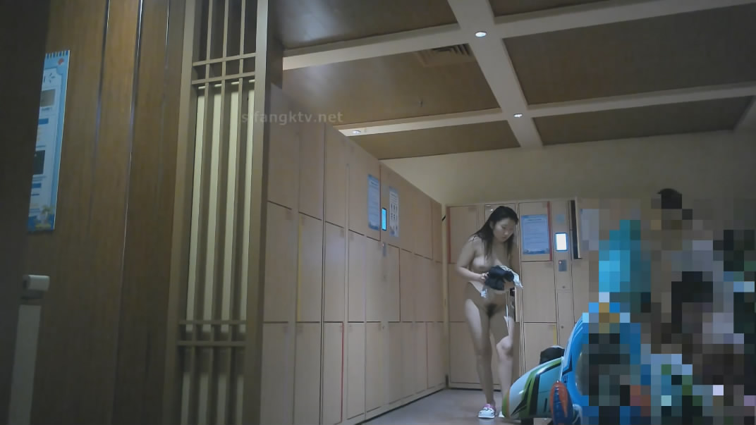 十二月新流出大神潜入水上乐园更衣间四处游走偷拍脱光衣服来回走的姐妹花