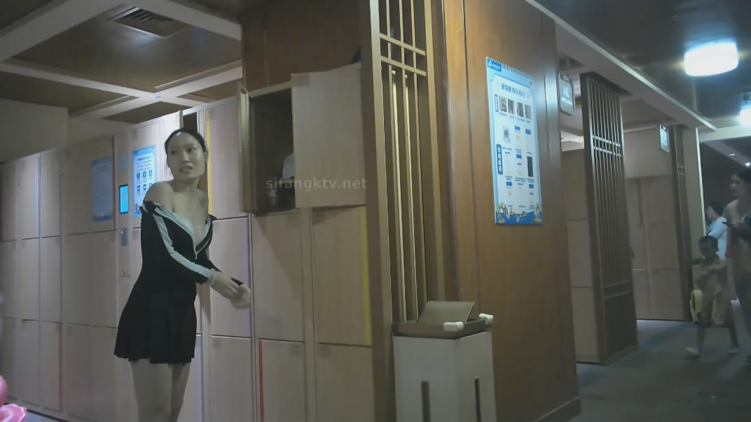 十二月新流出大神潜入水上乐园更衣间四处游走偷拍脱光衣服来回走的姐妹花