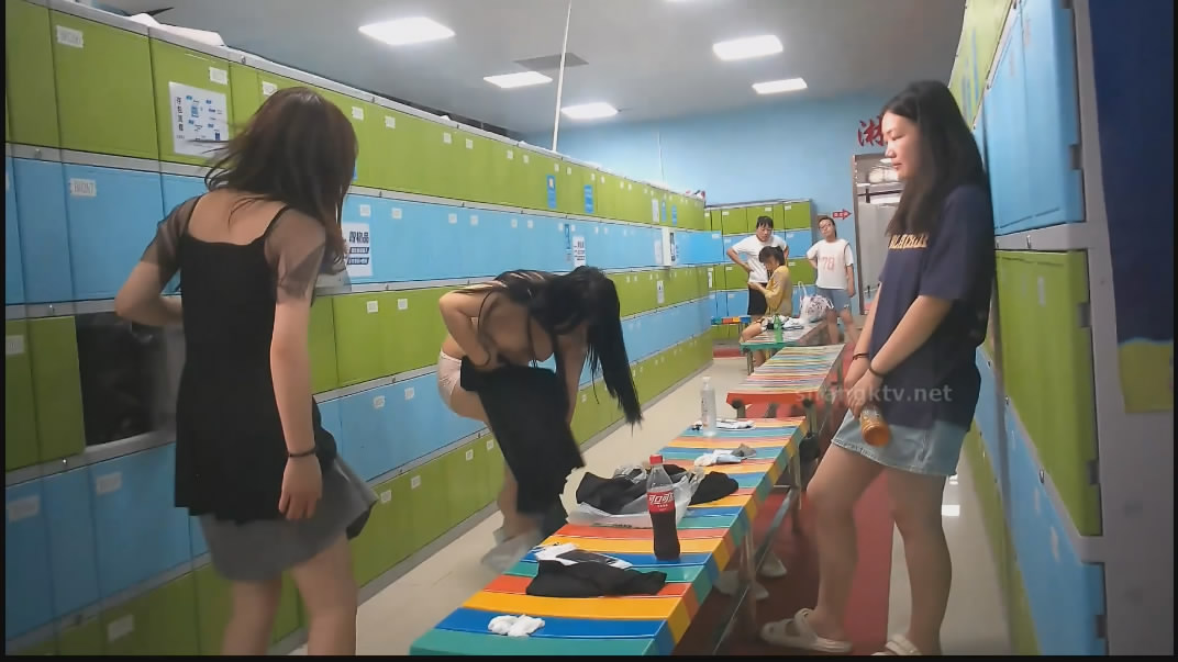 水上乐园更衣淋浴间出口附近移动偷拍救生圈后面几个妹子扎堆换衣服