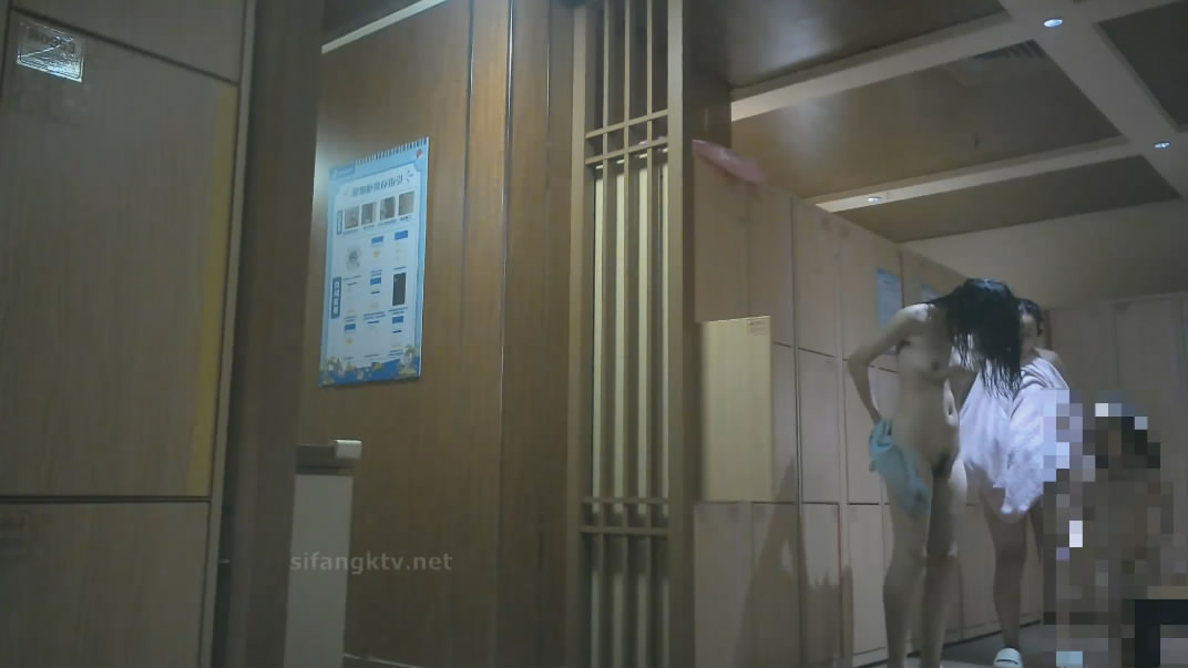 十二月新流出大神潜入水上乐园更衣间四处游走偷拍一袭红衣美女主动在镜头前换穿不幸被拍