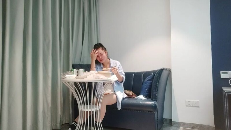 偷拍 风情万种的小少妇，羞涩中带着一丝期盼，酒店内被干得高潮阵阵