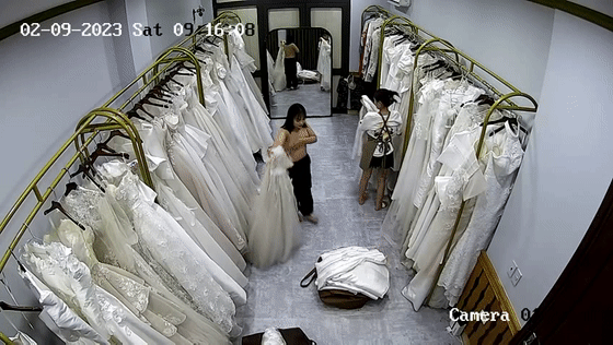 十二月最新流出【 破解摄像头】婚纱摄影店 多位新娘试婚纱