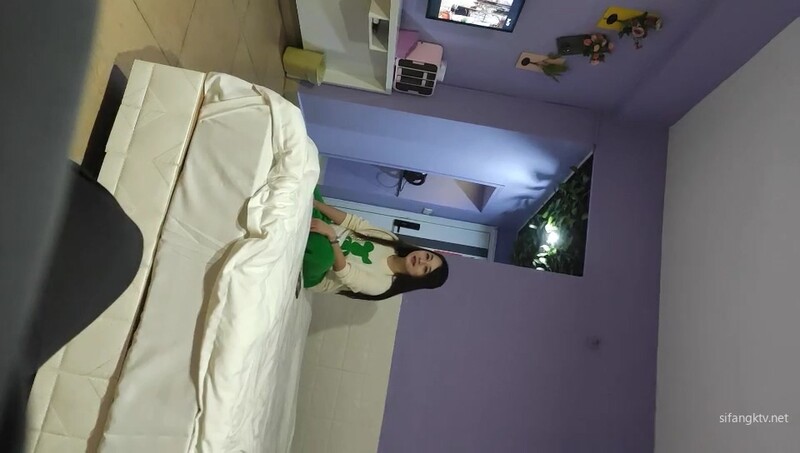 给自己老公都没这样子搞过，偷情的时候倒是挺骚，两个美少妇出轨