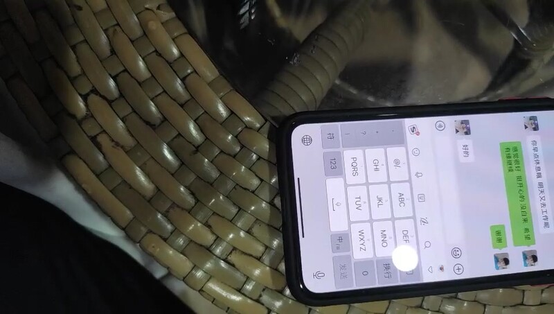 给自己老公都没这样子搞过，偷情的时候倒是挺骚，两个美少妇出轨