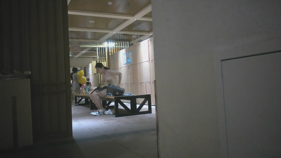 十二月新流出大神潜入水上乐园更衣间四处游走偷拍一袭红衣美女主动在镜头前换穿不幸被拍