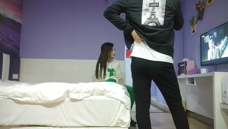 给自己老公都没这样子搞过，偷情的时候倒是挺骚，两个美少妇出轨