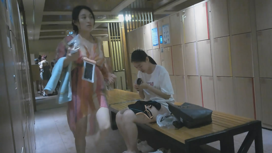 十二月新流出大神潜入水上乐园更衣间四处游走偷拍一袭红衣美女主动在镜头前换穿不幸被拍