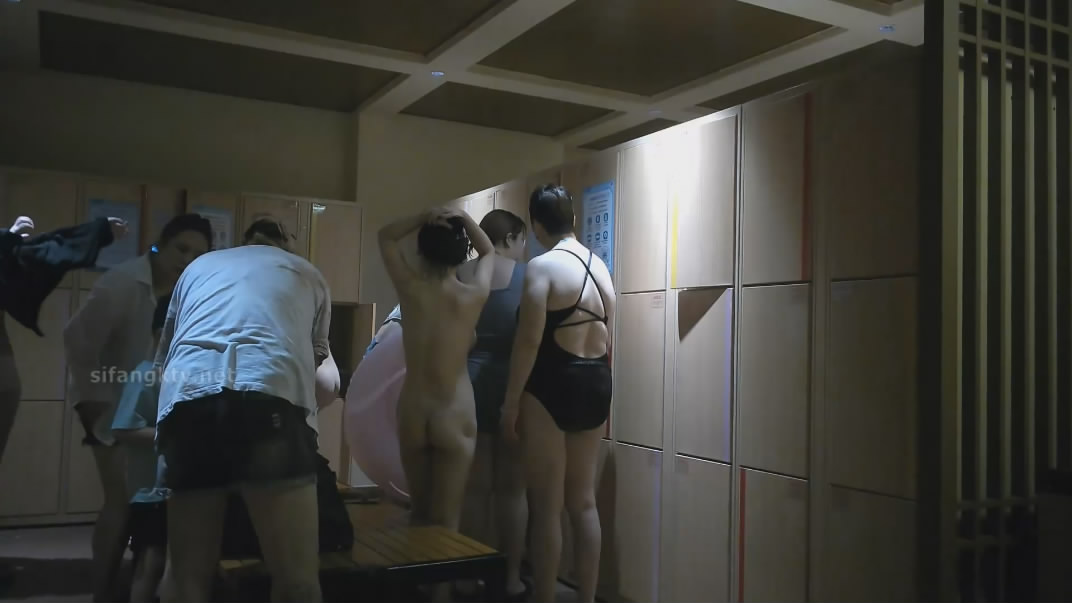 潜入水上乐园更衣间四处游走偷拍运气不错拍到几个身材不错的颜值美女