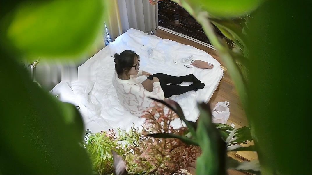 最新流出酒店近景高清偷拍极品大学情侣 爱笑的美女还喜欢舔男友大屌