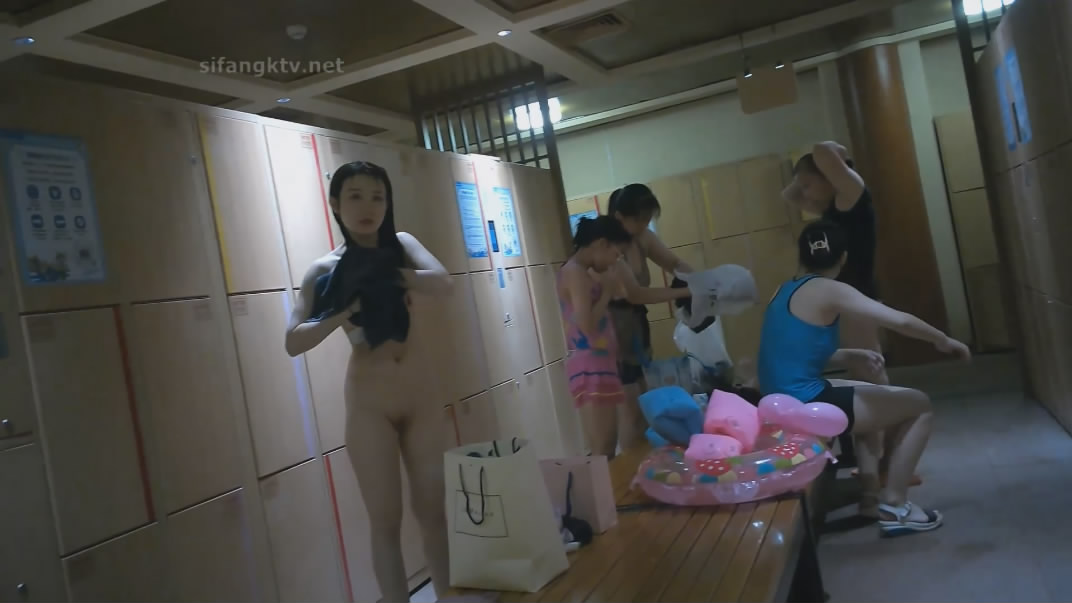 潜入水上乐园更衣间四处游走偷拍运气不错拍到几个身材不错的颜值美女