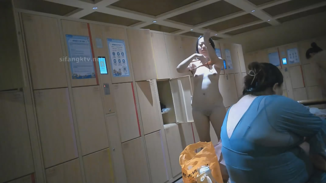 潜入水上乐园更衣间四处游走偷拍运气不错拍到几个身材不错的颜值美女