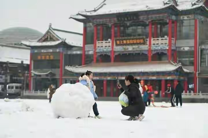河南多地雷打雪，紫色闪电惊得乌鸦乱飞，新一轮降雪或十年来最大