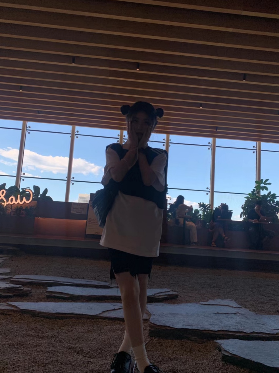 丸子头小学妹来探夜班了