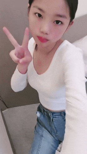 19岁清纯校花【纯情少女19】纯天然无添加的美，黝黑发亮的那撮凌乱的阴毛，让人看了好心动，脱光好评撸