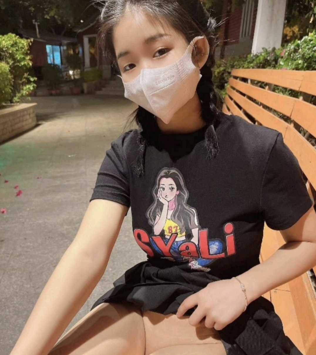 丸子头小学妹来探夜班了