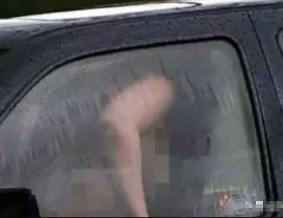 女友赌气找陌生男子车震两次，被威胁“公开裸照”，又发生性关系