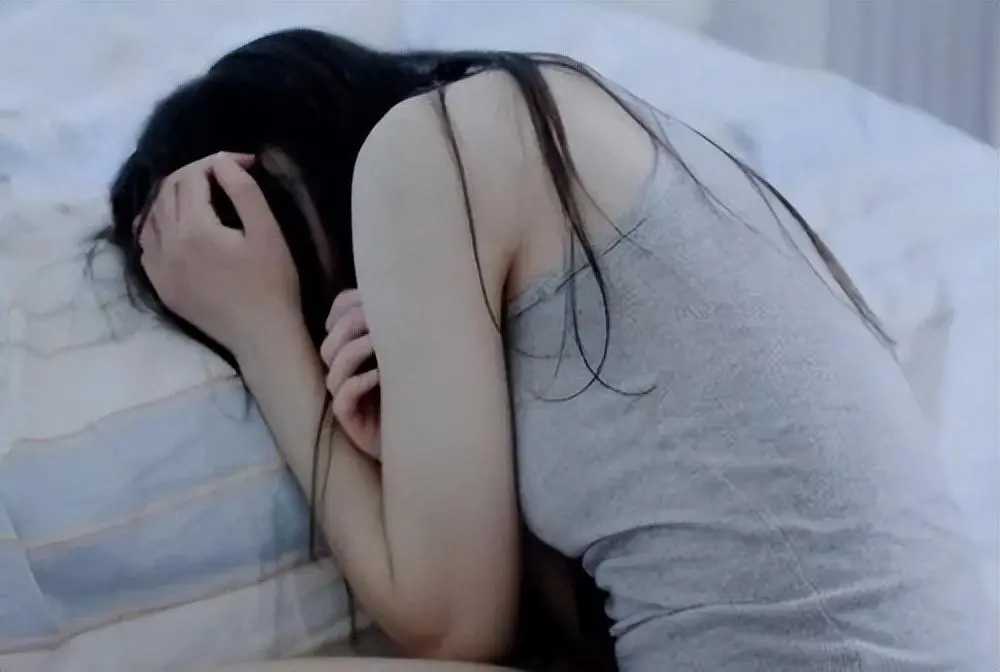 女友赌气找陌生男子车震两次，被威胁“公开裸照”，又发生性关系