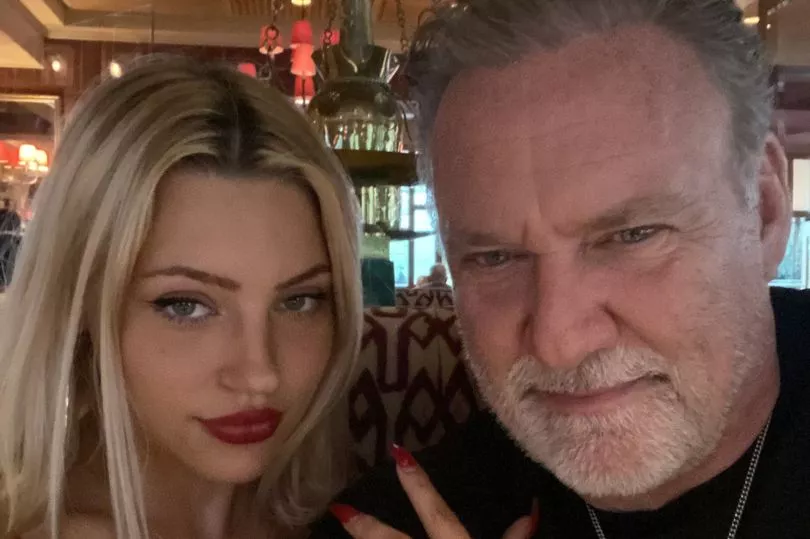 我的辣模女友比我小 40 岁,人们认为我是她的爷爷