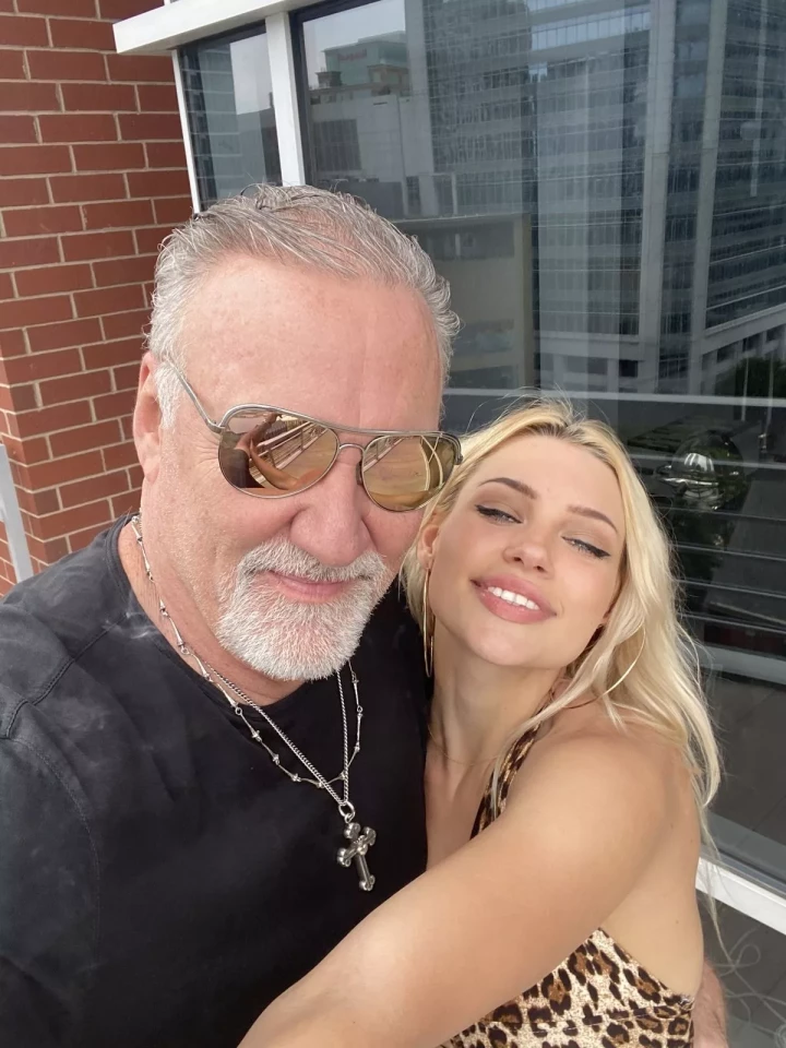 我的辣模女友比我小 40 岁,人们认为我是她的爷爷