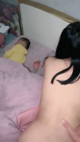 新人真实山东小夫妻【奶昔媚媚】儿子在一旁熟睡，就开始啪啪，白臀后入水声大作，生活气息浓郁好有趣！