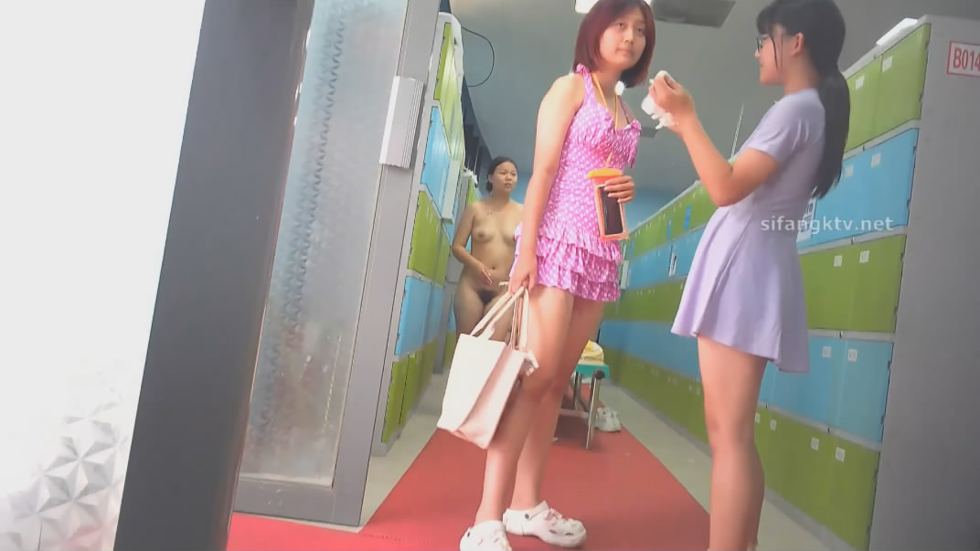 十二月新流出大神潜入水上乐园更衣室偷拍美女更衣近景几个扎堆少妇