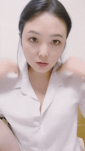 美女【拉闺蜜下海】高颜值少妇，御姐风骚正当时，家中跟几个男人来回操，无套内射好精彩！