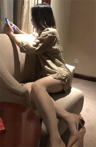 极品美腿人妻,穿各种丝袜美腿做爱,被单男和老公一起干,极度淫乱