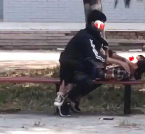 小情侣在公园约会燃情，男上女下身体紧贴，来回磨蹭十分娴熟