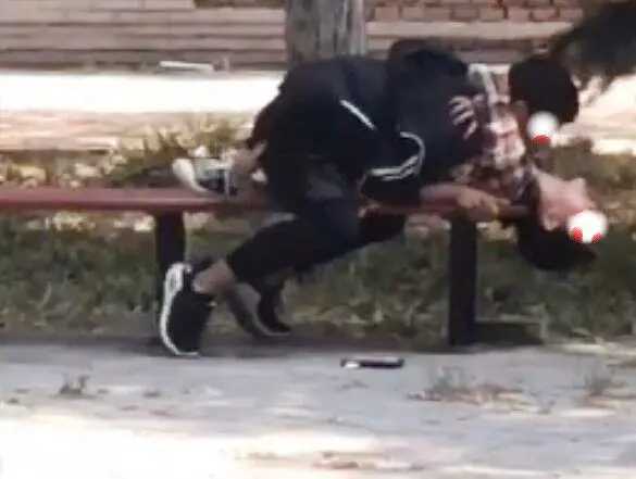 小情侣在公园约会燃情，男上女下身体紧贴，来回磨蹭十分娴熟