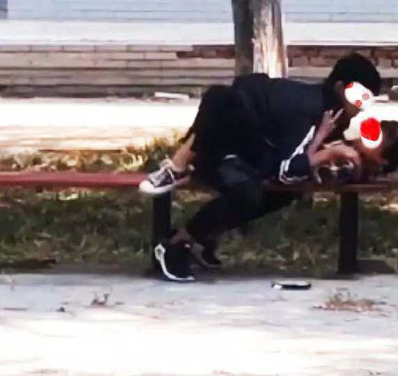 小情侣在公园约会燃情，男上女下身体紧贴，来回磨蹭十分娴熟