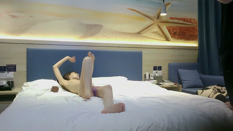 3000块一炮 20岁兼职学生妹，极品反差，肤白貌美嫩就一个字，花式蹂躏暴插！