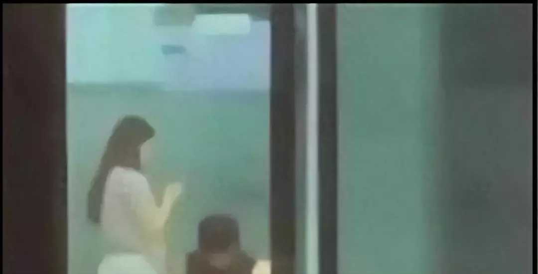 双手撑桌子上，双腿跪椅子上，网友提问：教室里这个女孩会玩！