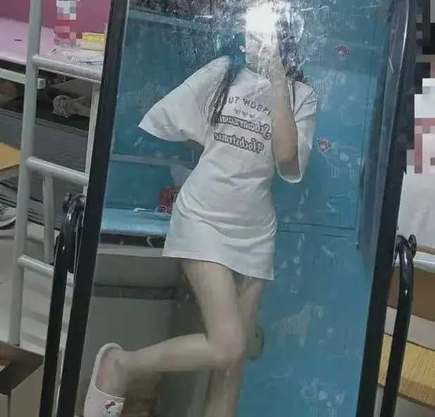 18岁女大学生为了养男友，做卖淫服务，网友：中国好女友