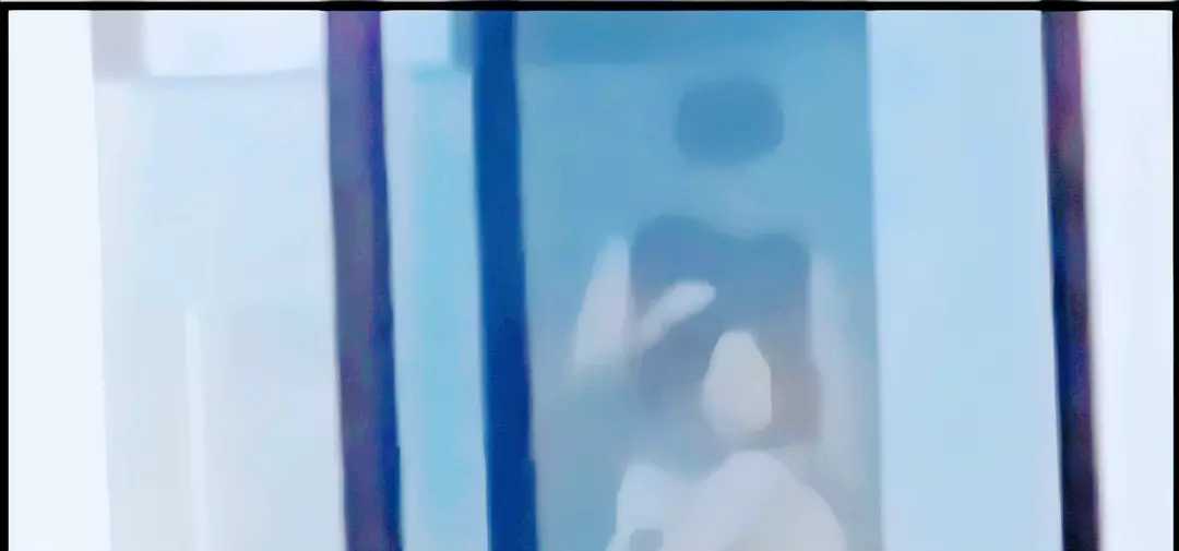 双手撑桌子上，双腿跪椅子上，网友提问：教室里这个女孩会玩！