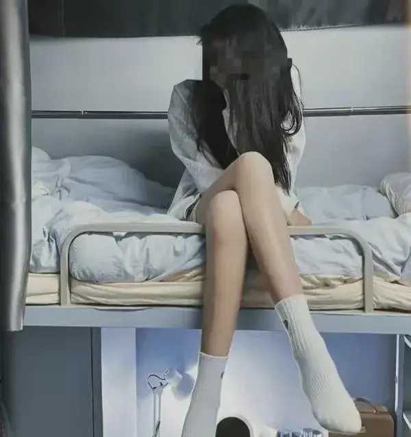 18岁女大学生为了养男友，做卖淫服务，网友：中国好女友